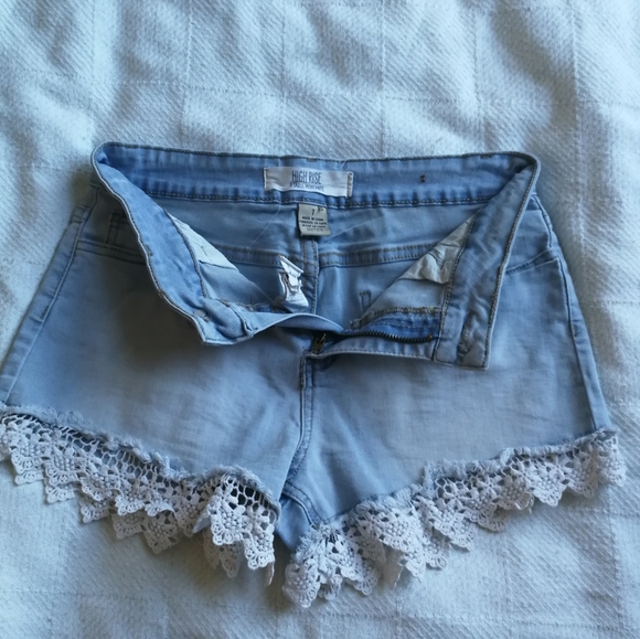 High-Waisted Denim Shorts With Lace Details - Picture 3 of 4